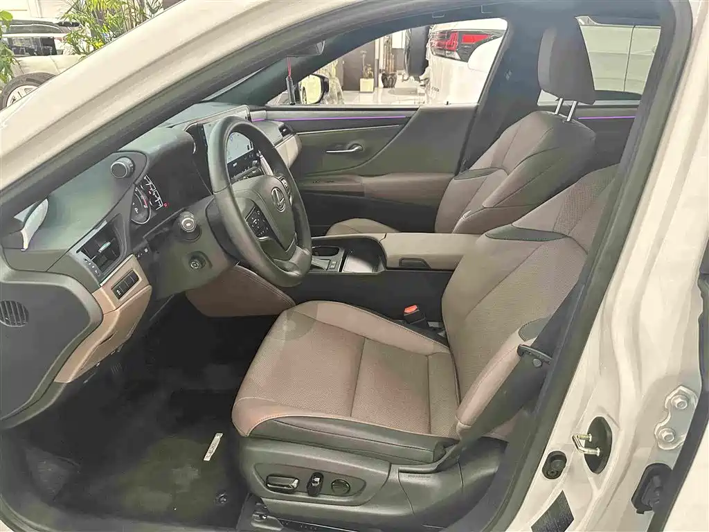 Lexus ES 2026 2025 200 Ultimate Edition