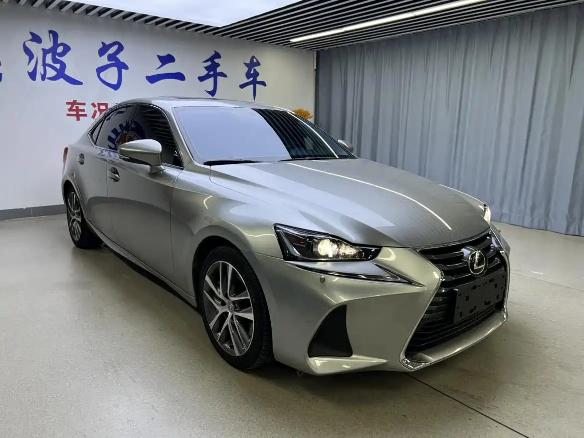 LEXUS IS
