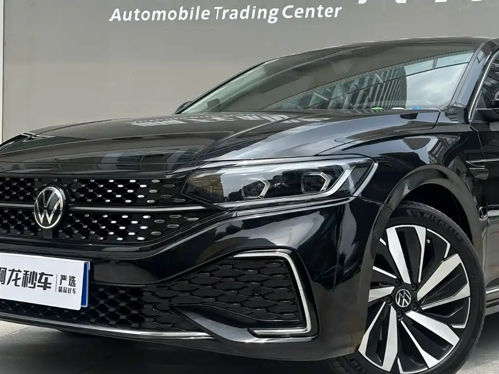 Volkswagen Passat 2022 330TSI Starlight Luxury Edition фото 17