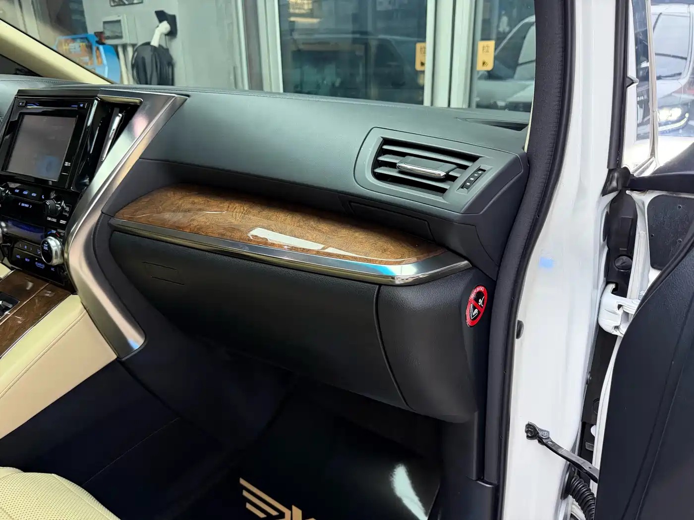 Toyota Alphard 2018 3.5L Premium фото 55