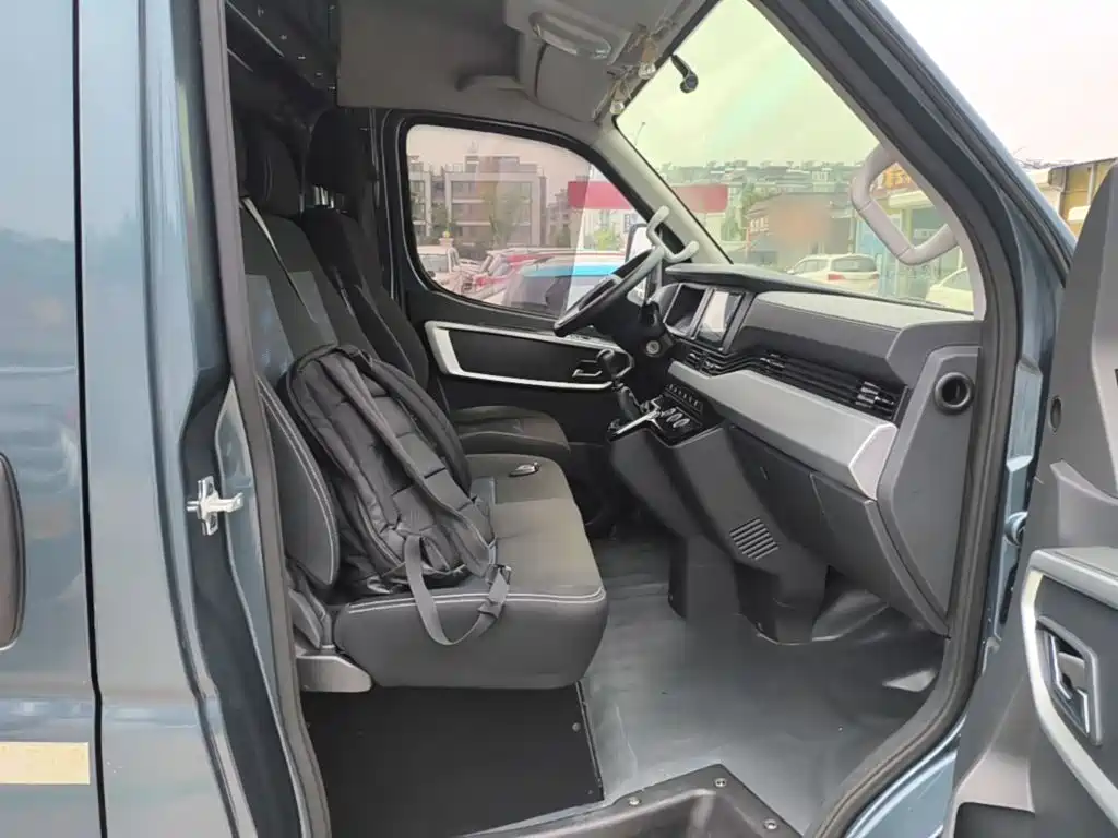 Dongfeng Yufeng Yufeng 2024 2023 V9+ 2.3T Manual FWD Van Short Wheelbase Medium Roof 3 Seater