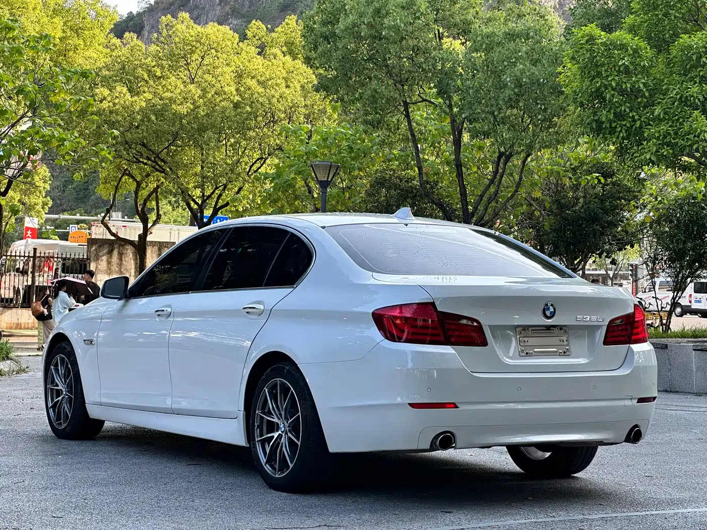 BMW 5 Series 2011 535Li Luxury фото 5