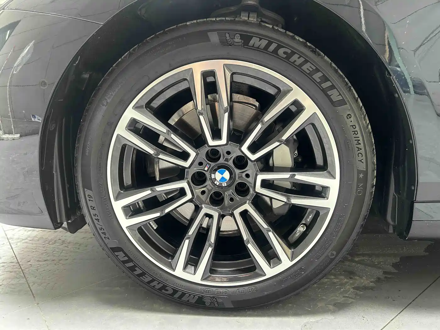 BMW 5 Series 2025 530Li Leading M Sport Package фото 6