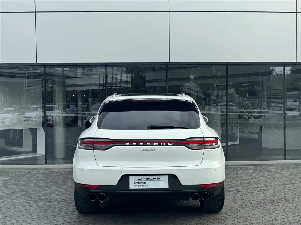 PORSCHE MACAN