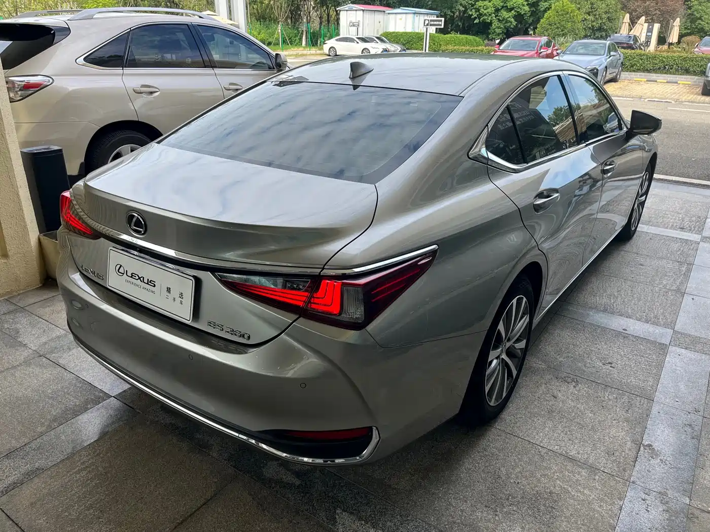 Фото 7 - Lexus ES