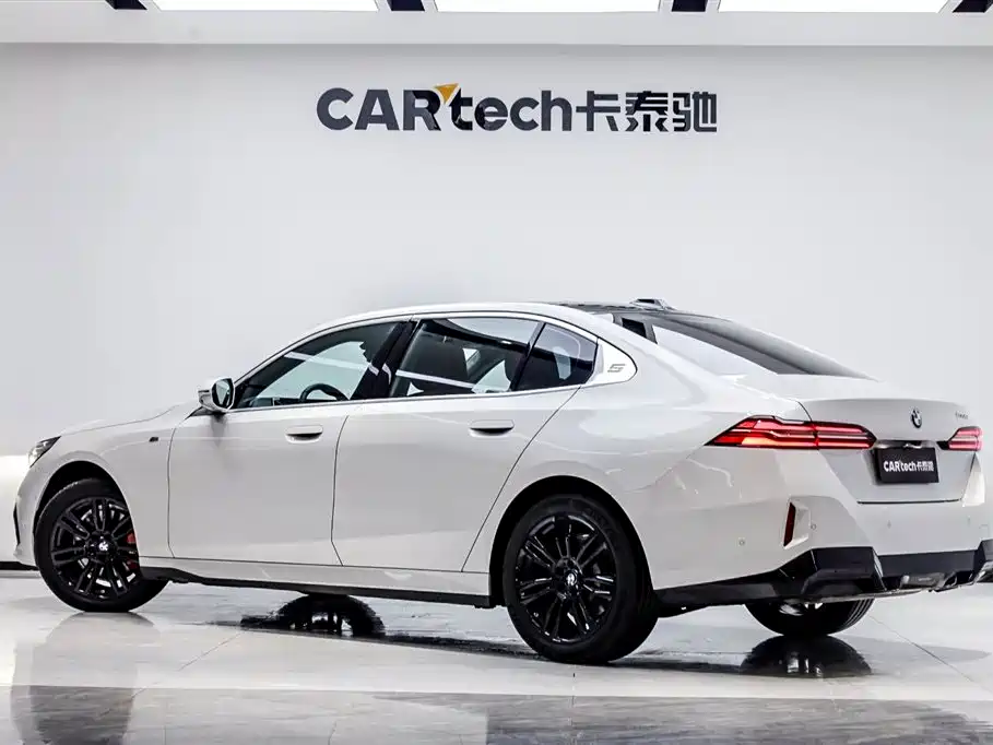 BMW 5 Series 2024 530Li Leading M Sport Package фото 4