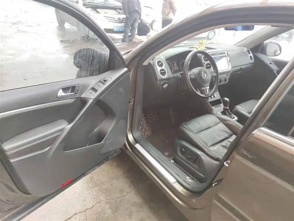VOLKSWAGEN TIGUAN