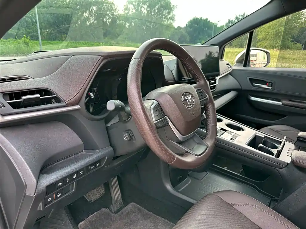 Toyota Sienna 2023 2.5L Hybrid Platinum Edition фото 15