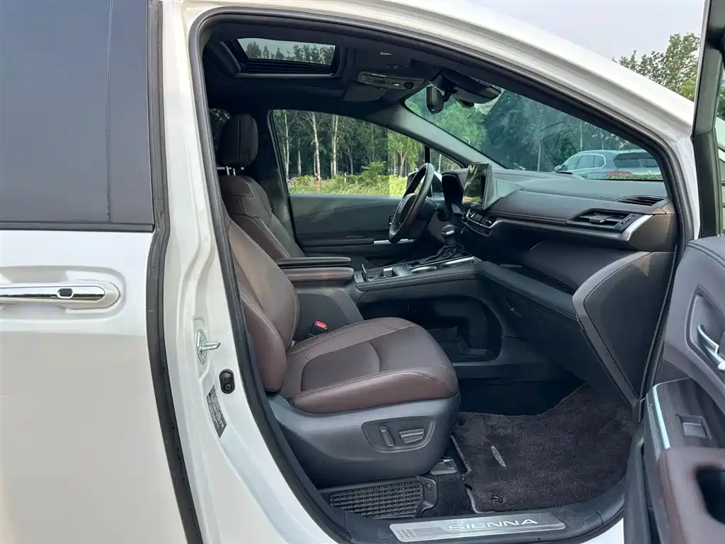 Toyota Sienna 2023 2.5L Hybrid Platinum Edition фото 17