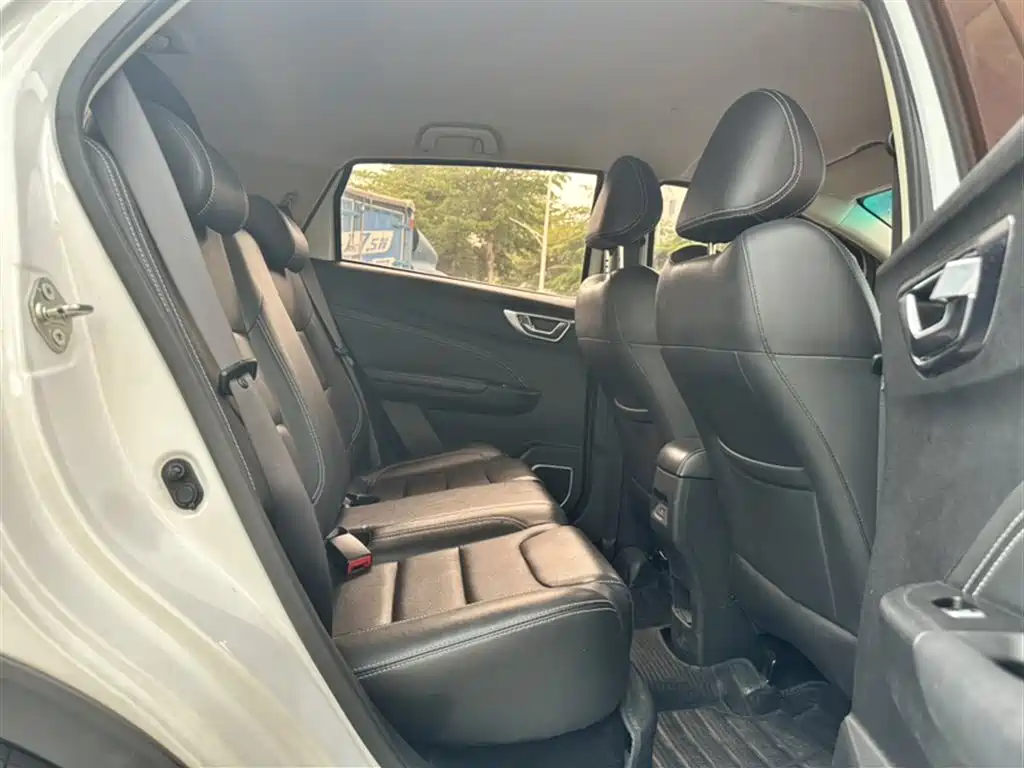 Фото 15 - Geely Vision X3