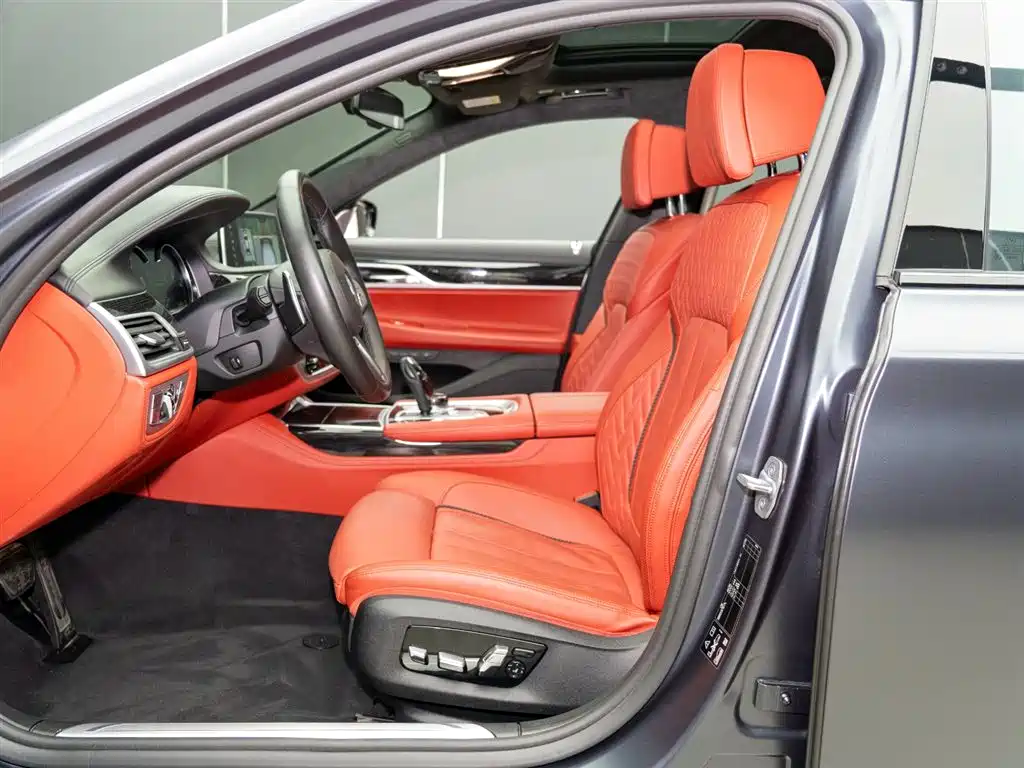 BMW 7 Series 2018 M760Li xDrive фото 9