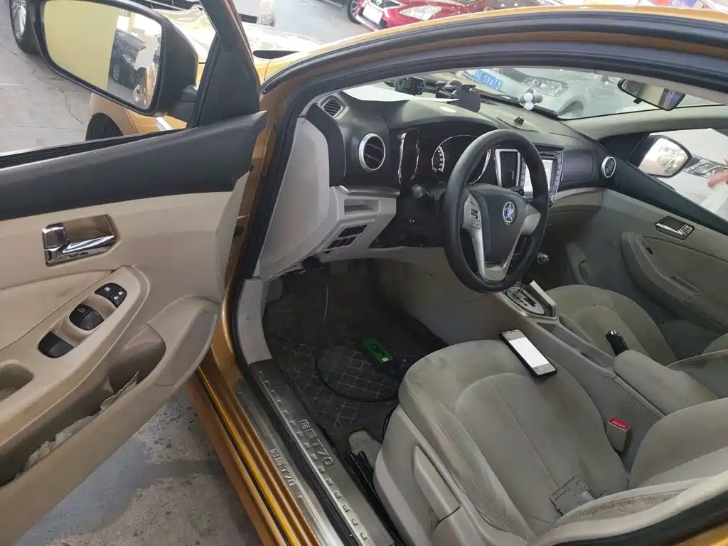 Venucia T70 2015 2015 2.0L CVT RuiQu Edition