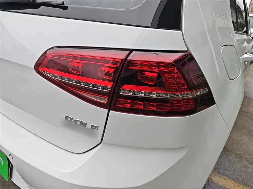 Volkswagen Golf 2017 230TSI Auto Luxury Millionth Anniversary Edition фото 24