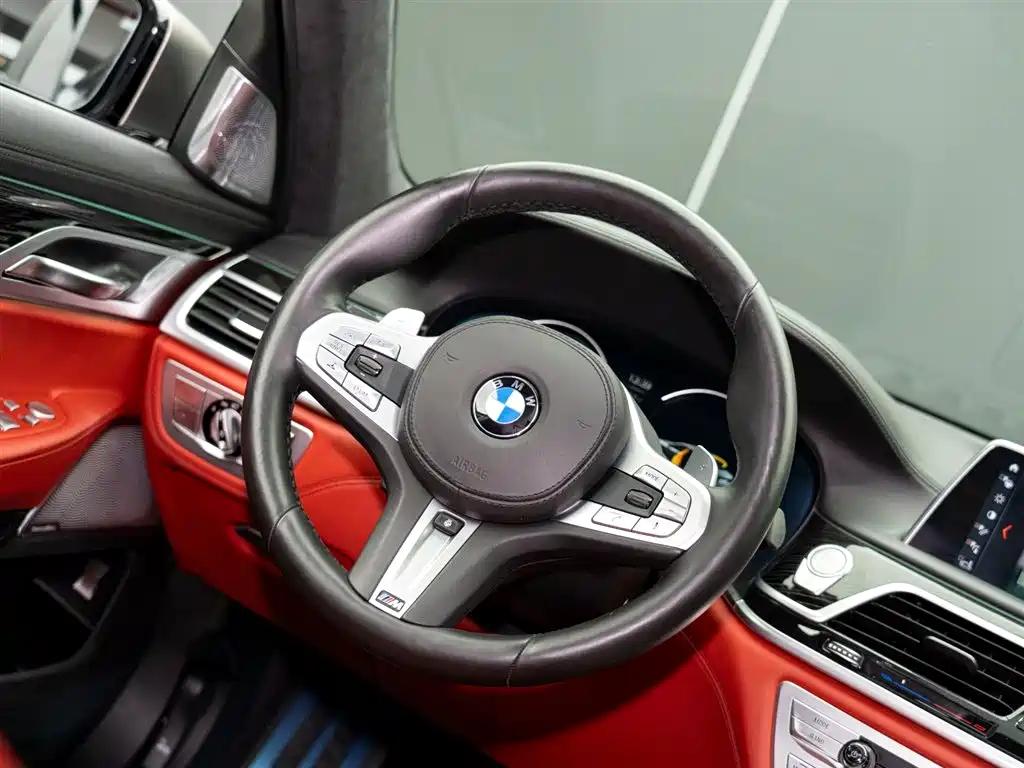 BMW 7 Series 2018 M760Li xDrive фото 16