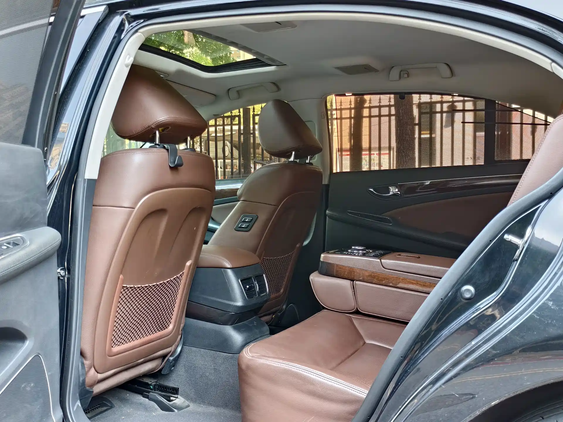 Фото 10 - Hongqi H7