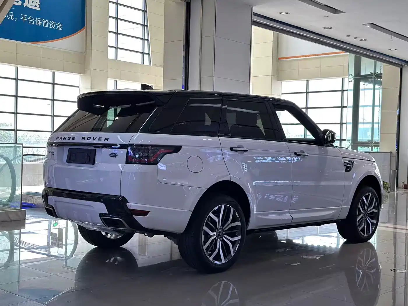 Land Rover Range Rover Sport 2020 3.0 L6 SE фото 11
