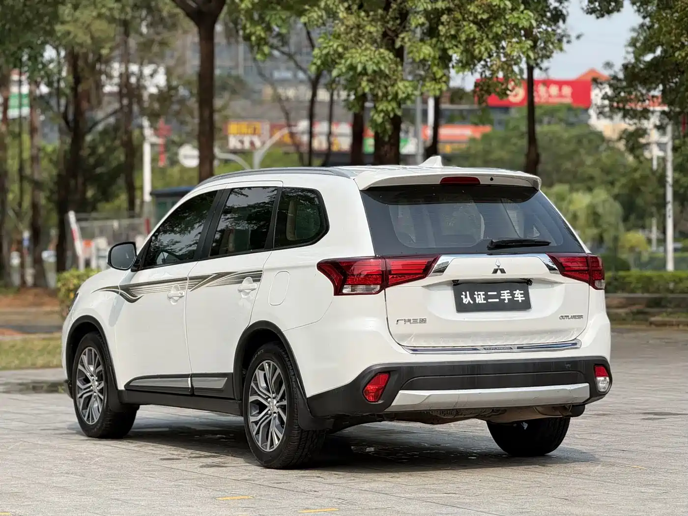 MITSUBISHI OUTLANDER