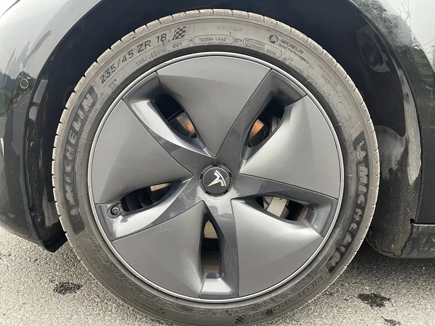 TESLA MODEL 3