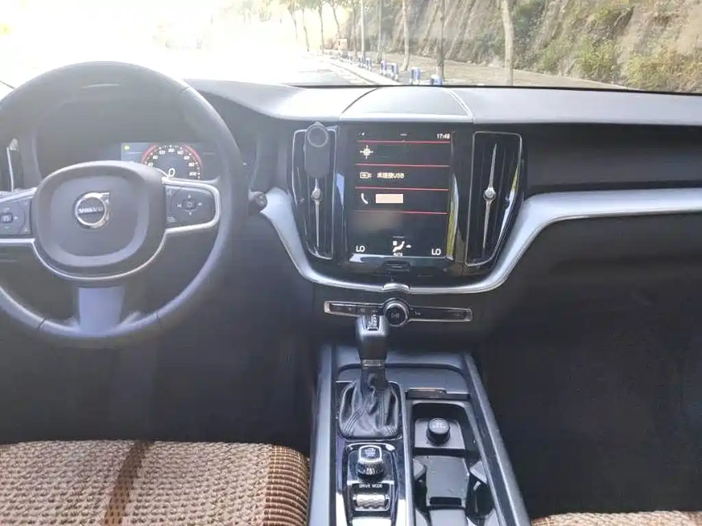 Фото 4 - Volvo XC60