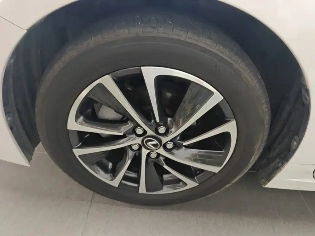 Фото 23 - Lexus CT