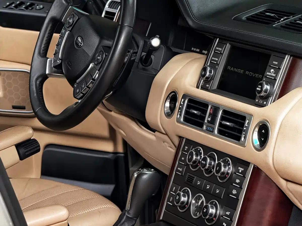 Photo 9 - Land Rover Range Rover