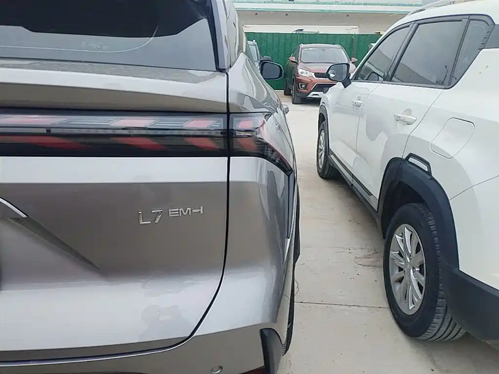 Geely Galaxy Galaxy L7 2025 EM-i 115km Explorer+ Edition фото 8