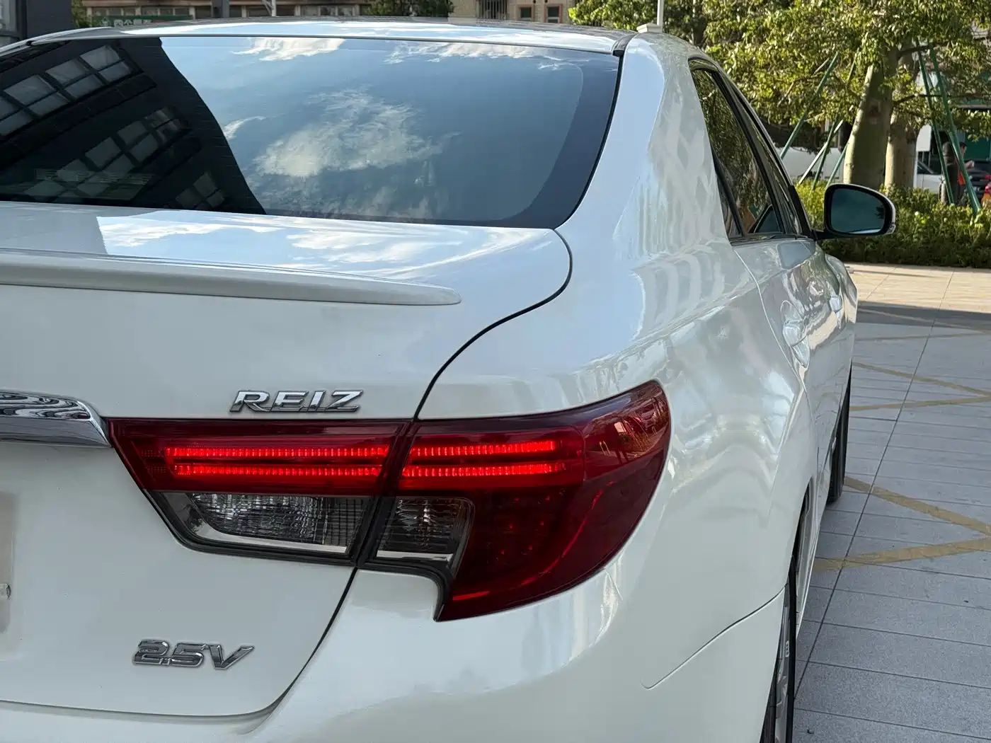 Фото 8 - Toyota Reiz
