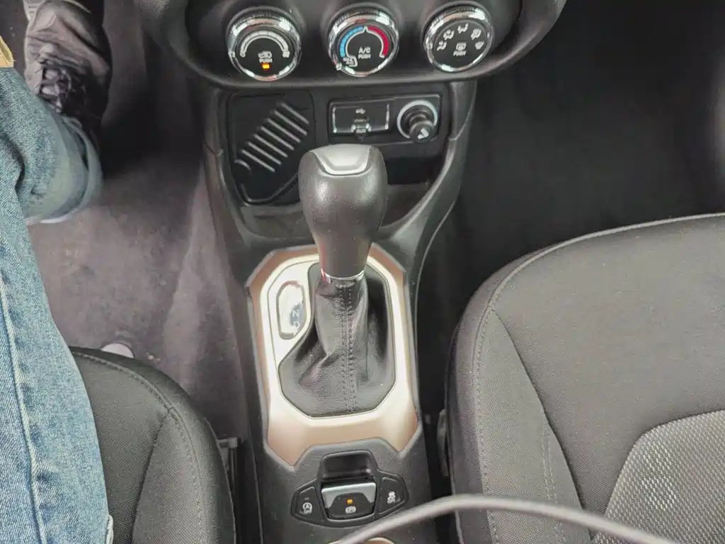 Jeep Renegade 2018 2017 180T Automatic Kinetic Edition+