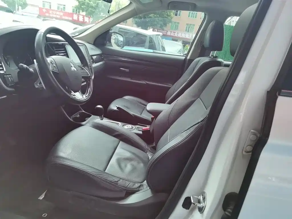 MITSUBISHI OUTLANDER