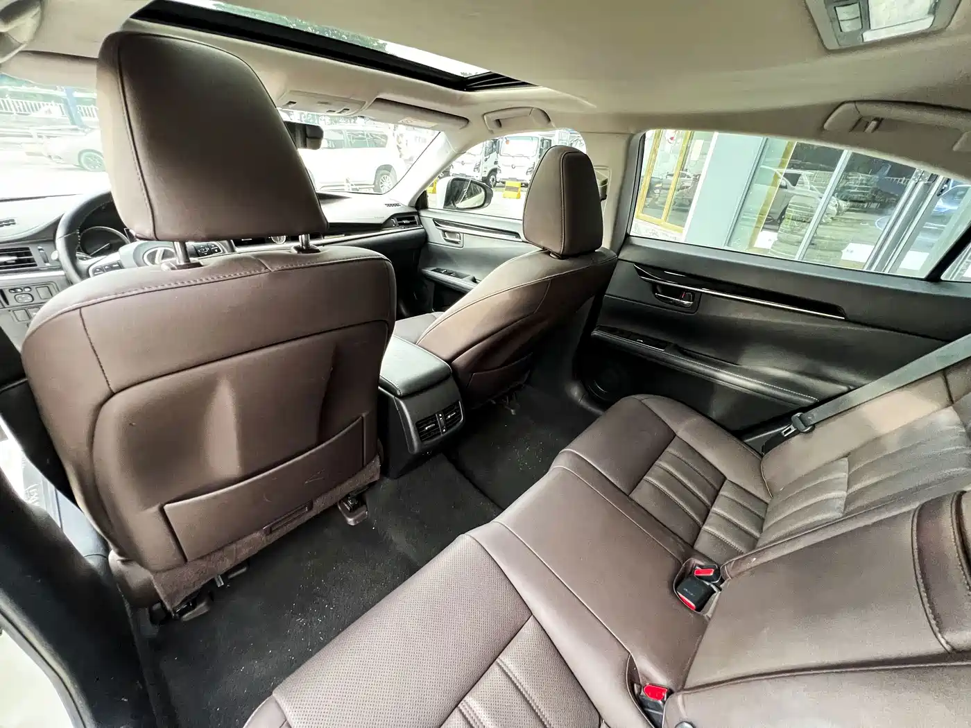 Фото 10 - Lexus ES