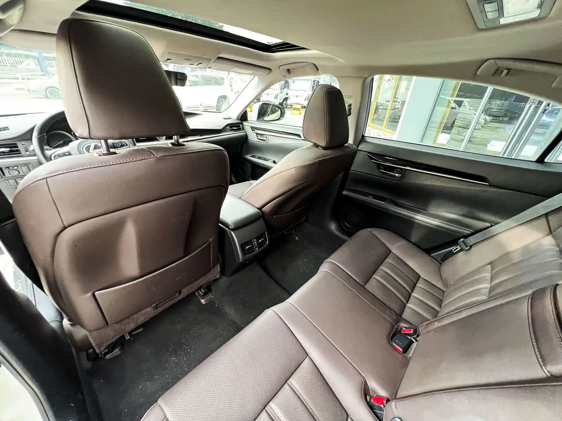 Фото 10 - Lexus ES