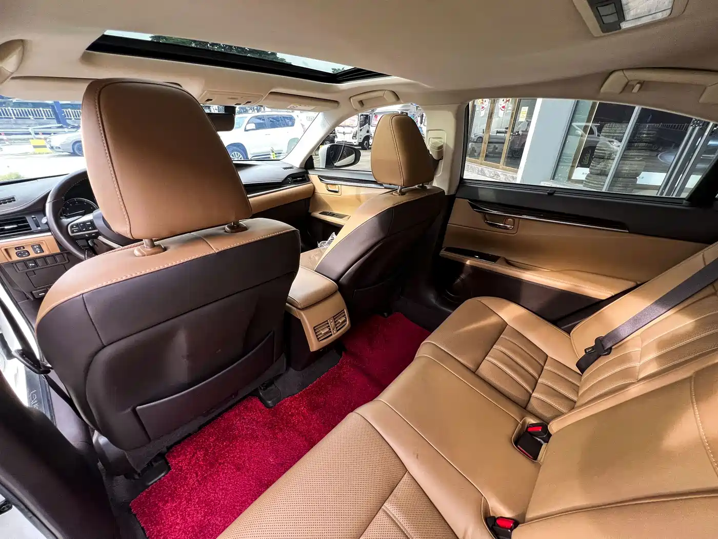 Photo 10 - Lexus ES