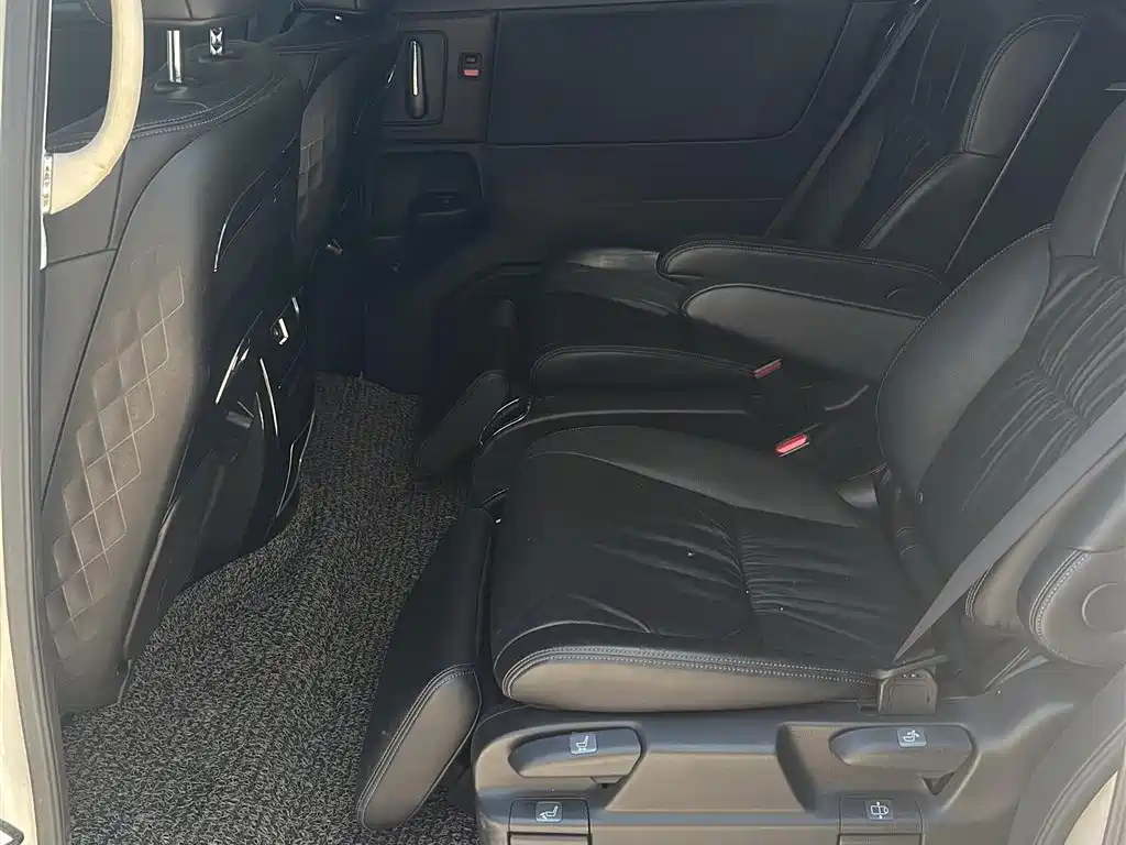 Honda Odyssey 2022 2.0L e:HEV Sharp Supreme Edition фото 4
