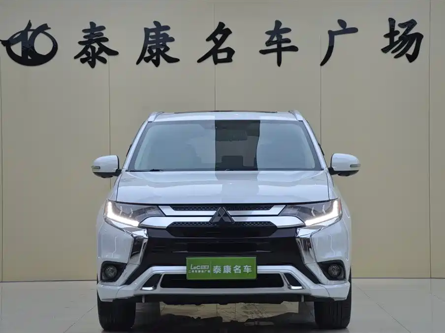 Mitsubishi Outlander 2021 2.4L 4WD Deluxe Edition 7-Seater фото 2