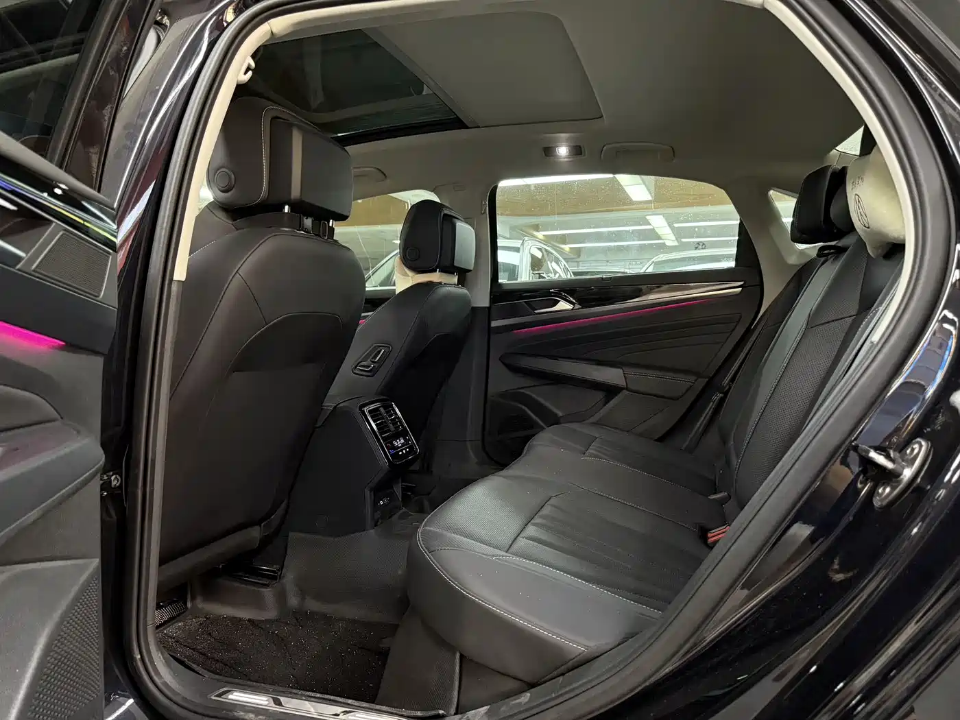 Volkswagen Passat 2025 Outstanding 380TSI Dragon Glory Edition фото 5
