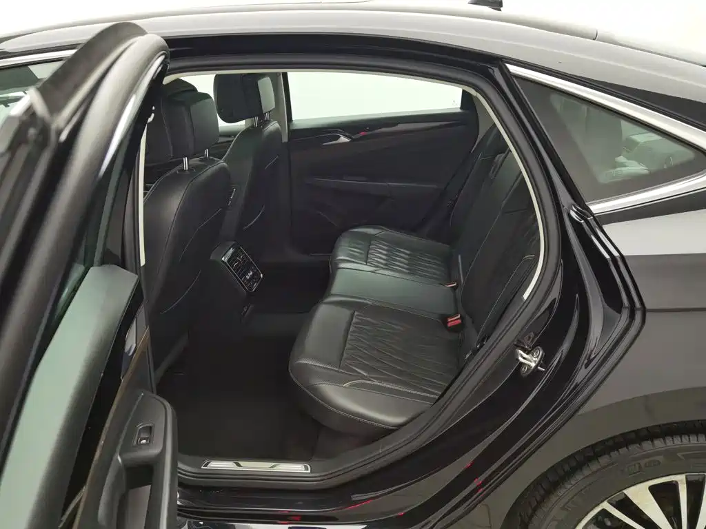 Фото 15 - Volkswagen Passat