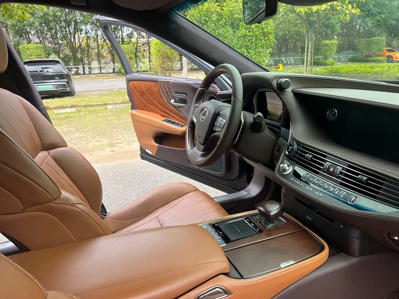 Lexus LS 2018 500h Executive Edition China V фото 13