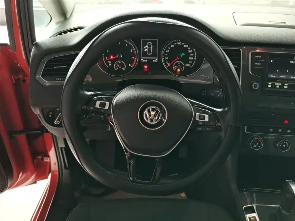 Volkswagen Golf Sportsvan 2016 230TSI Automatic Progressive фото 11