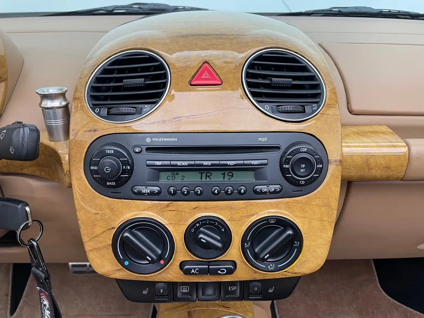 Volkswagen Beetle 2006 Model 2.0 Convertible Luxury Edition фото 24