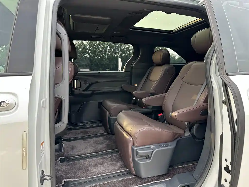 Toyota Sienna 2023 2.5L Hybrid Platinum Edition фото 10