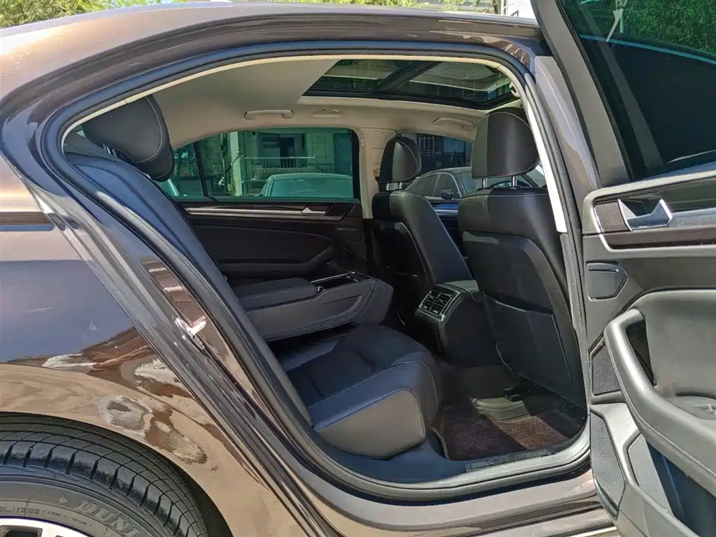 Volkswagen Phideon 2018 Facelift 380TSI FWD Business фото 11