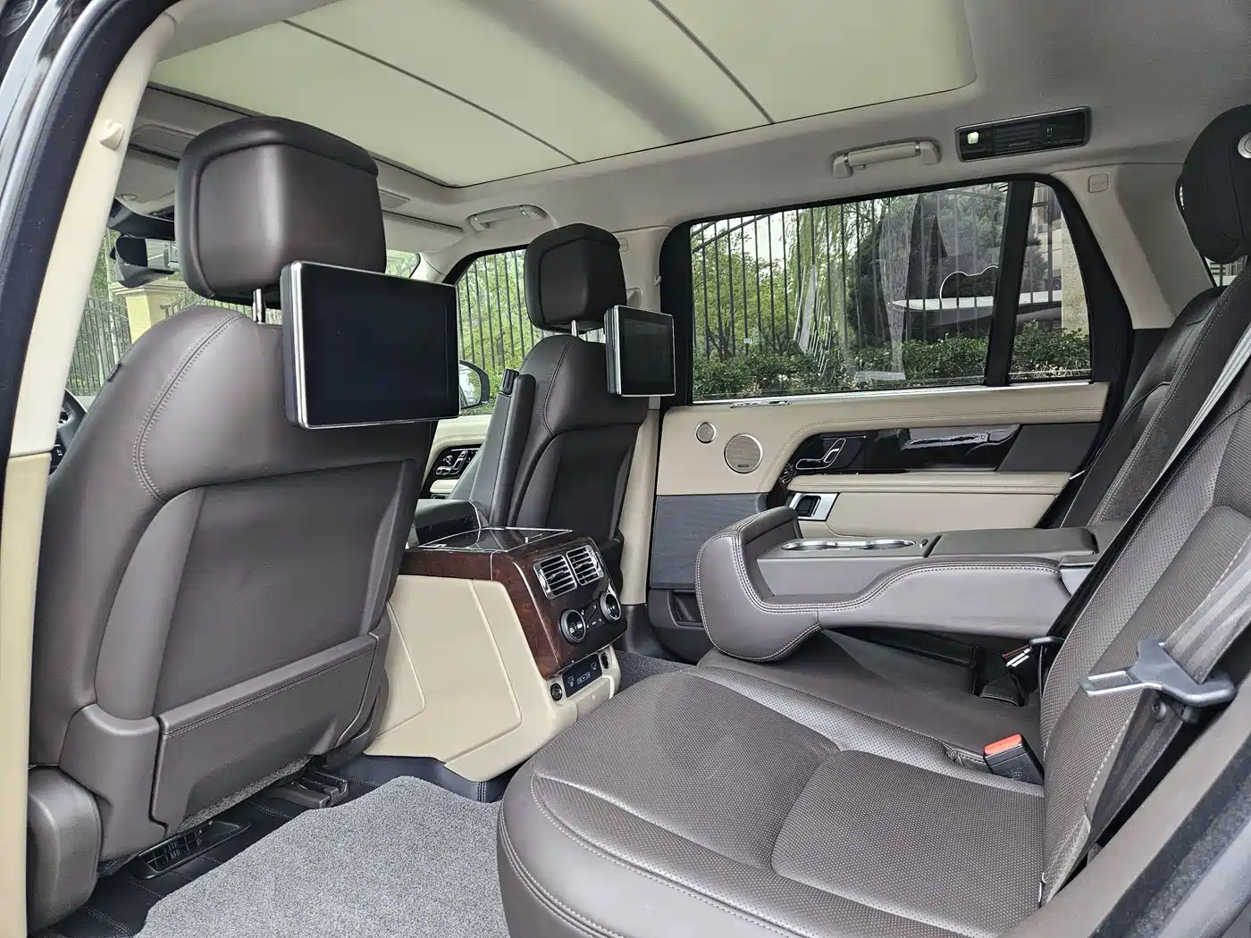 Land Rover Range Rover 2021 3.0 L6 Heritage Extended Classic Edition фото 8