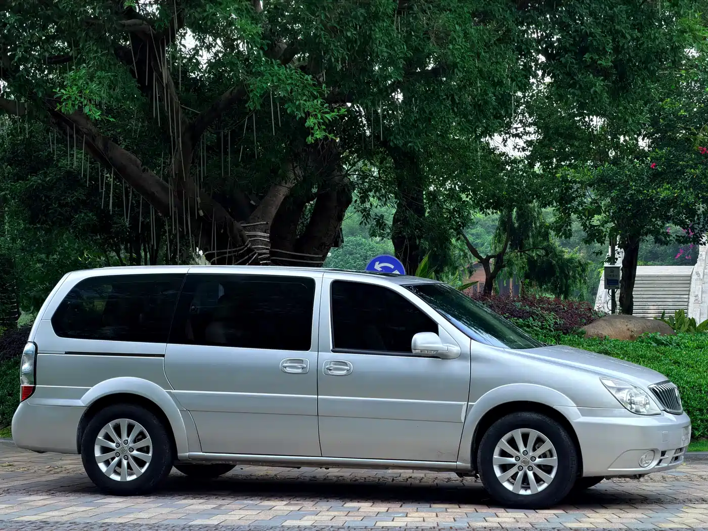 Buick GL8 2011 2.4L LT Luxury Business Executive фото 32