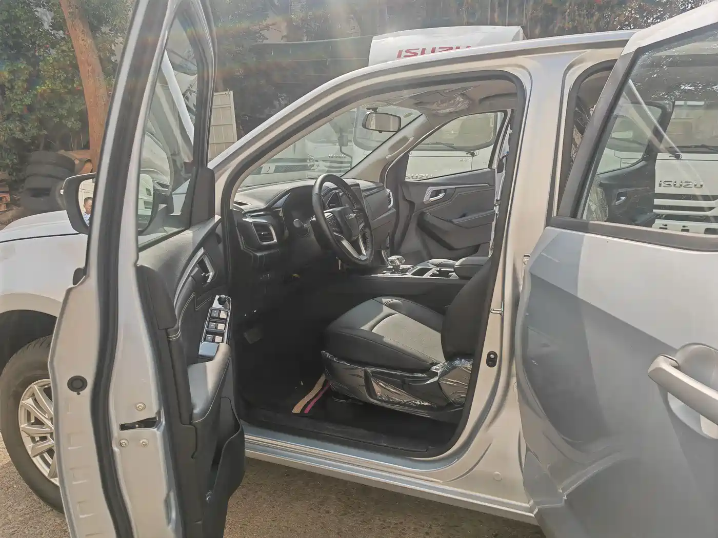 Isuzu Lingtuo 2026 2023 2.5T Automatic 2WD Diesel Navigation Long Chassis