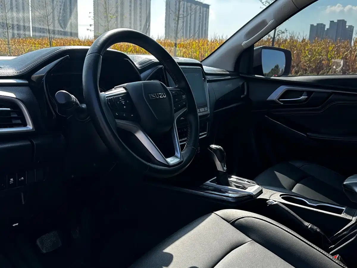 Фото 2 - Isuzu D-MAX