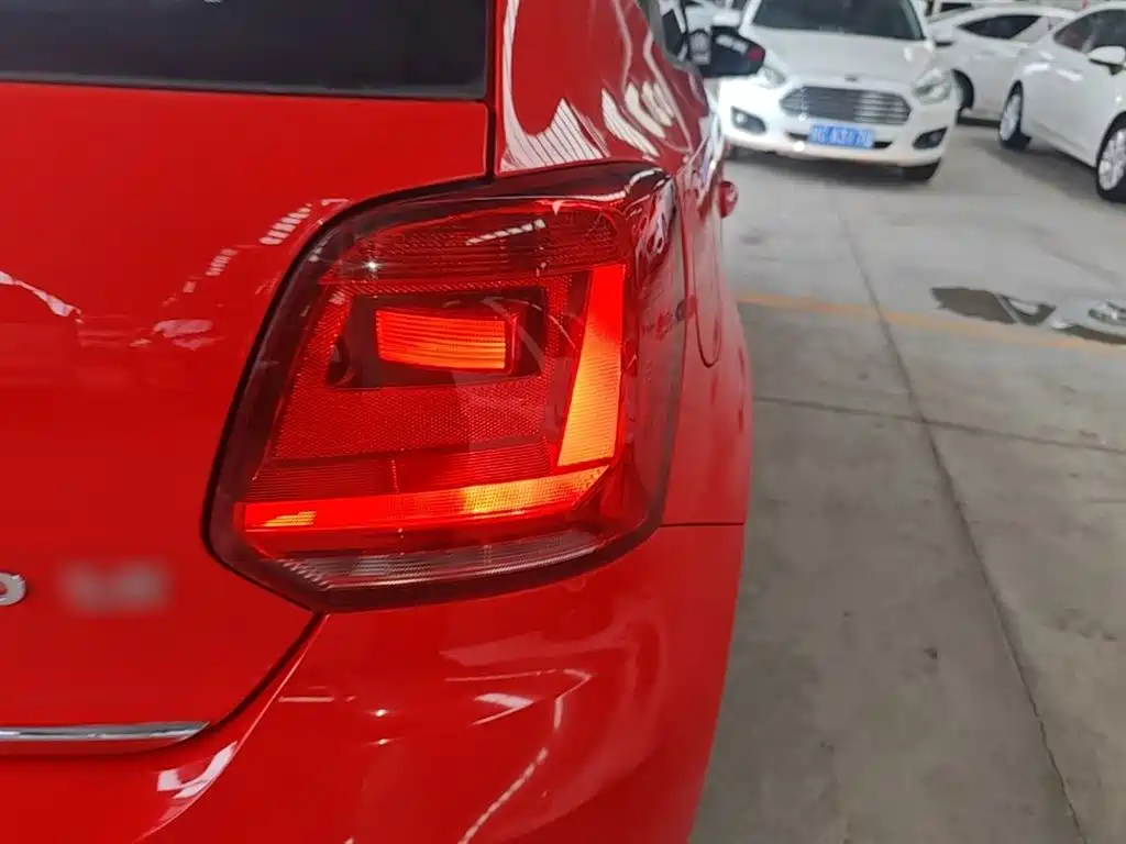 Volkswagen Polo 2014 1.6L Automatic Luxury Edition фото 8