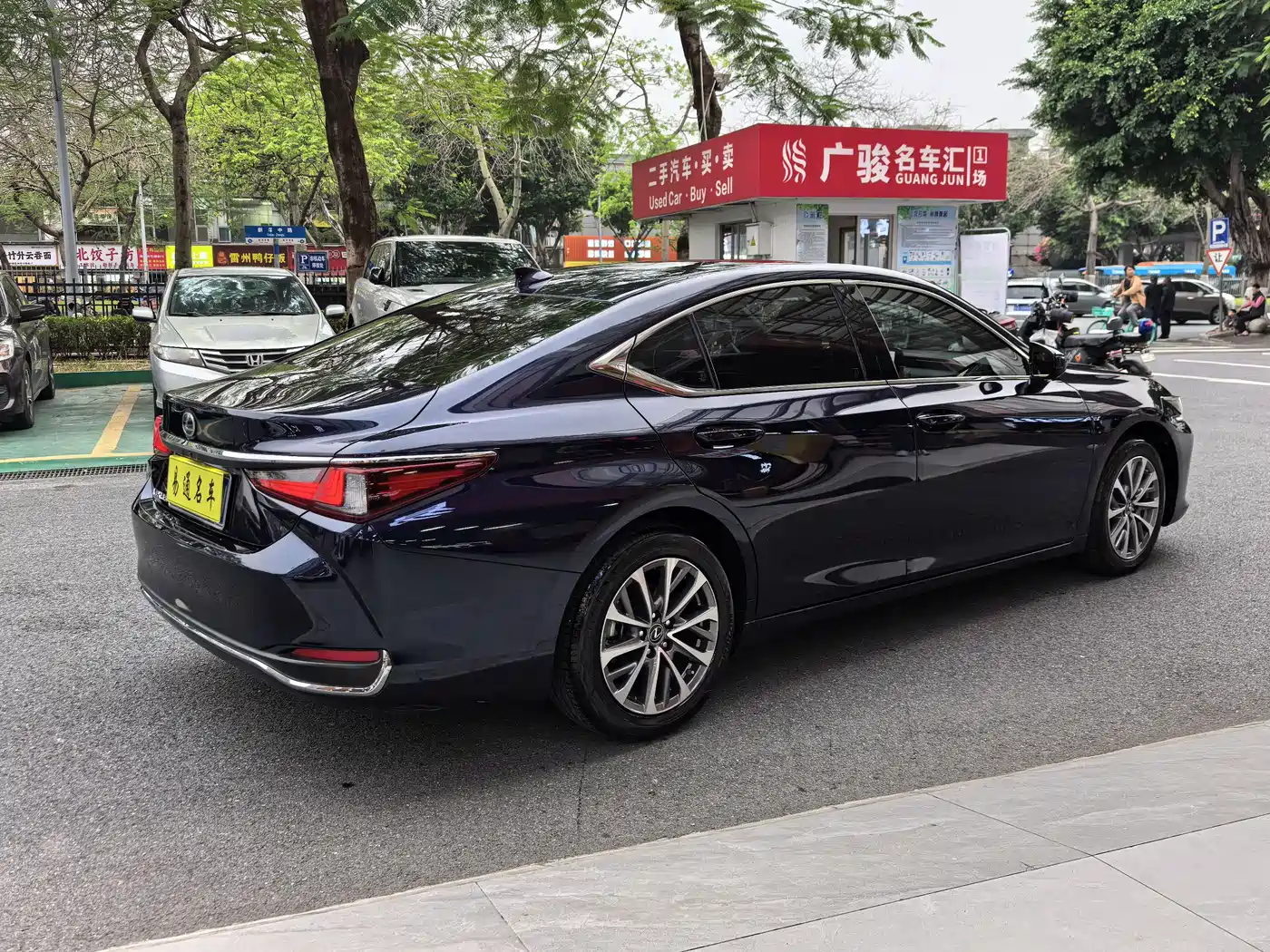 Lexus ES 2023 200 Excellence Edition фото 9
