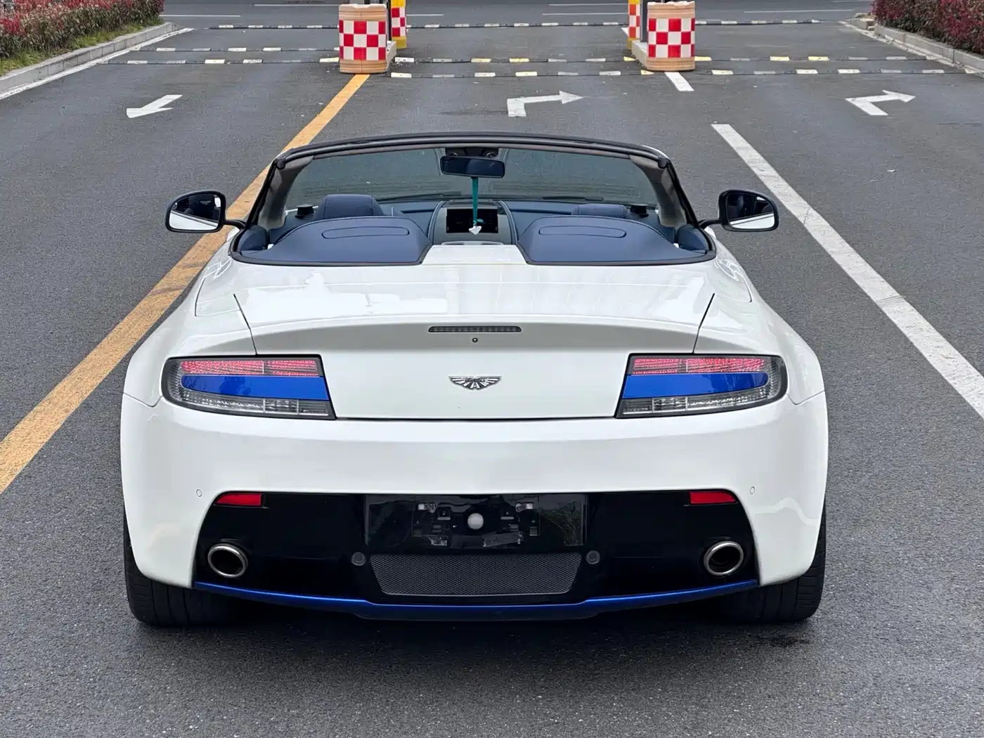 Aston Martin V8 Vantage 2017 4.7L S British Limited Convertible фото 16