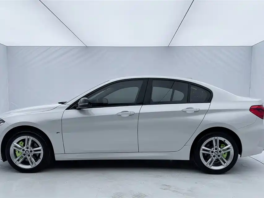 BMW 1 Series 2021 120i M Sport Shadow Edition фото 4