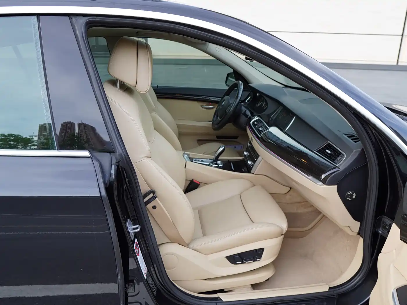 BMW 5 Series GT 2013 535i Leadership фото 15